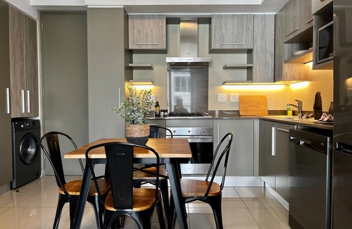 Greater Johannesburg Metropolitan Area Apartment | ​No Loadshedding | Modern 1 Bed In Rosebank