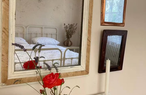 Mansle Bed & Breakfast | No12.is a beautiful, riverside boutique B&B rm1