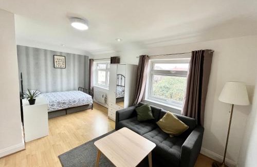 London Borough of Ealing Apartment | No2326 Tree-Hole