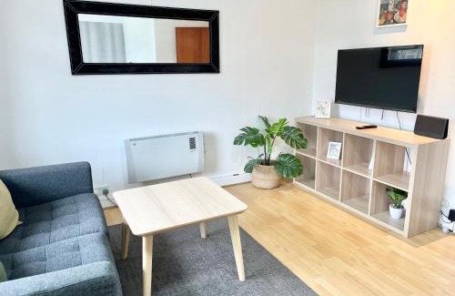 London Borough of Ealing Apartment | No2326 Tree-Hole