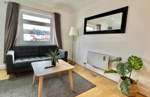 London Borough of Ealing Apartment | No2326 Tree-Hole