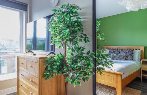 Canton House | Noah Suite - Central 2BR Apartment with Parking & WIFI