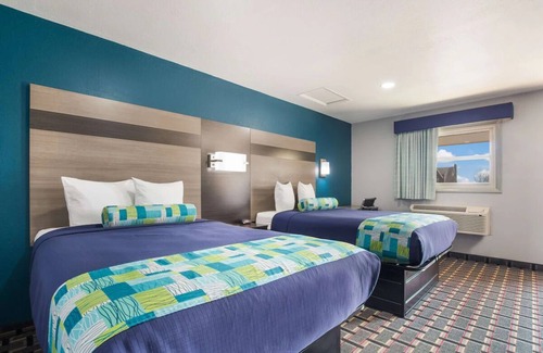 Salem Hotel | Non-Smoking Room: 2 Doubles, Flat-Screen HDTV & Close to John Hay Center