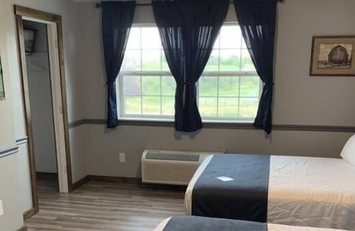 Dillon House | Non-Smoking Two Queens at Beaverhead Lodge