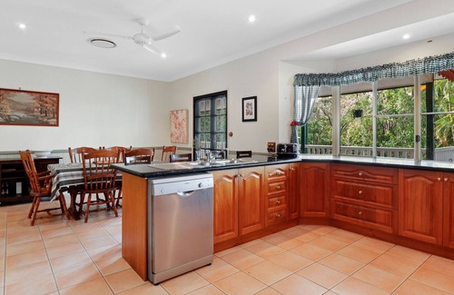 Black Mountain House | Noosa Hinterland Haven - Bring the dogs & the boat
