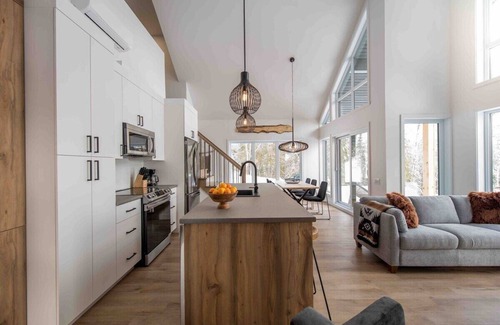 Les Eboulements Ski Chalet | Nordik Emma 157: Riverfront Bliss & Spa Sanctuary