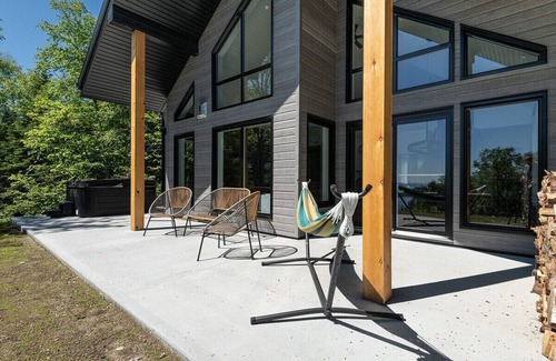 Les Eboulements Ski Chalet | Nordik Emma 157: Riverfront Bliss & Spa Sanctuary