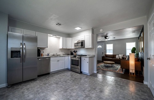 Norman House | Norman OU Football Getaway - Comfortable, Modern, Convenient - Feels Like Home!
