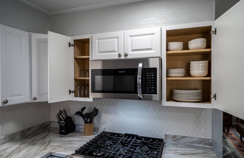 Norman House | Norman OU Football Getaway - Comfortable, Modern, Convenient - Feels Like Home!