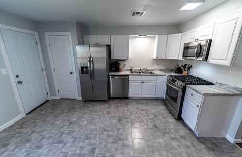 Norman House | Norman OU Football Getaway - Comfortable, Modern, Convenient - Feels Like Home!