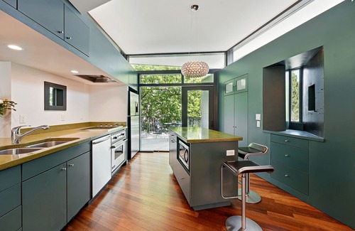 Newlands House | North Boulder Park Retreat with Concrete, Metal and Light