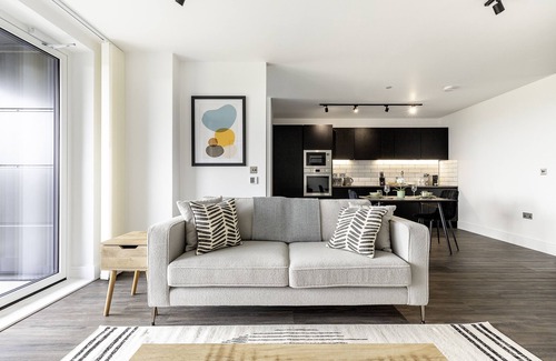 College Park and Old Oak Apartment | North Ken I - 1-Bedroom+Balcony+Concierge