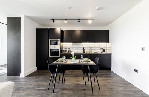 College Park and Old Oak Apartment | North Ken I - 1-Bedroom+Balcony+Concierge