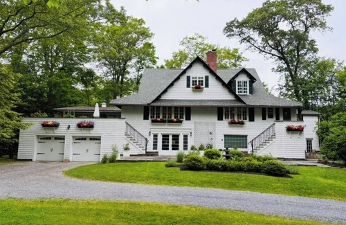 Shoreham House | North Shore Four-Bedroom Country Manor with private beach.