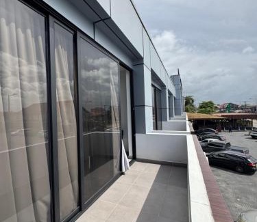 Noord Apartment | North Side Shopping and Apartments