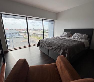 Noord Apartment | North Side Shopping and Apartments