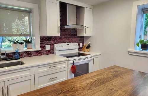 District of North Vancouver Apartment | North Vancouver Gem: Cozy Retreat Between Mountain & Ocean!