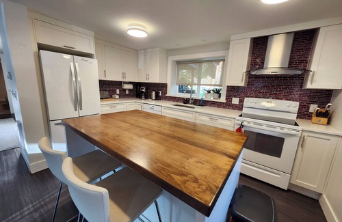 District of North Vancouver Apartment | North Vancouver Gem: Cozy Retreat Between Mountain & Ocean!