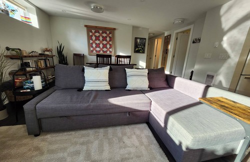 District of North Vancouver Apartment | North Vancouver Gem: Cozy Retreat Between Mountain & Ocean!