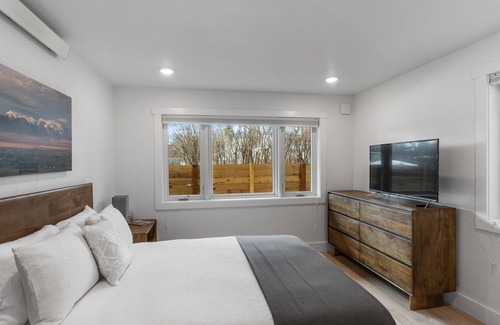 Bozeman House | North Wallace Cottage-Cozy cottage within walking distance of downtown!