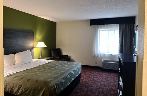 Colgate House | Norwood Inn Milwaukee-Deluxe King Room Non-Smoking