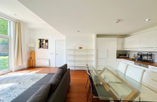 North Kensington Apartment | Notting Hill - Canalside Apartment!