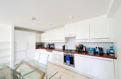 North Kensington Apartment | Notting Hill - Canalside Apartment!