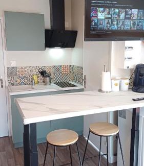 Saint-Omer Apartment | NOUVEAU STUDIO OMER - Netflix & Clim - Centre Ville Transports - Idéal PRO ou COUPLE - Cosy & Confort - OFFRE SPÉCIALE