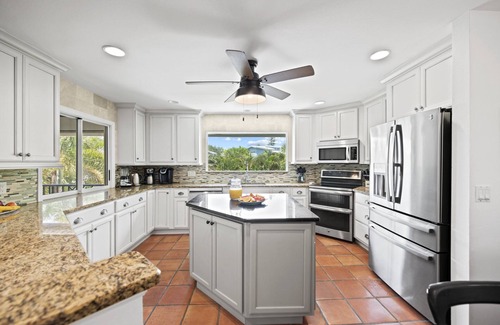 Anna Maria House | Nov/Dec Deals - Waterfront/HotTub/Pool/Dock/PuttGreen/Beach by AMIHomeRental