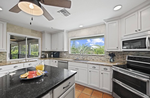 Anna Maria House | Nov/Dec Deals - Waterfront/HotTub/Pool/Dock/PuttGreen/Beach by AMIHomeRental