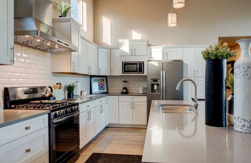 West University House | *NovDec Special* MinervaHouse~UNR~Deck~Reno~Groups~ Near Downtown~Family Fun