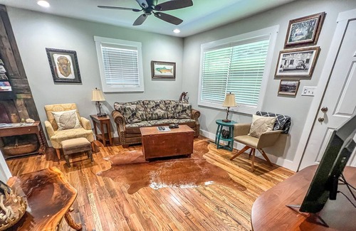 West Jefferson Cabin | NOW BOOKING - Kickback Creek - Cabin On Babbling Creek, W/WIFI & Fire Pit!