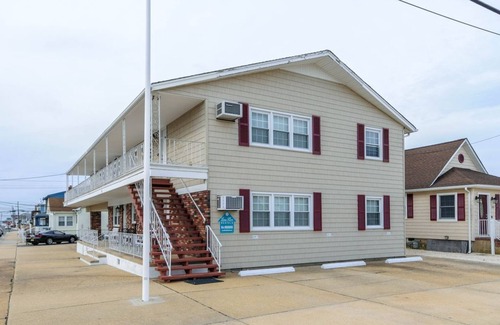 Ortley Beach House | nPREMIER HOST-2BR SEASIDE PARK SUITE#2, One Short Block to Beach,Kit,Liv. Room n