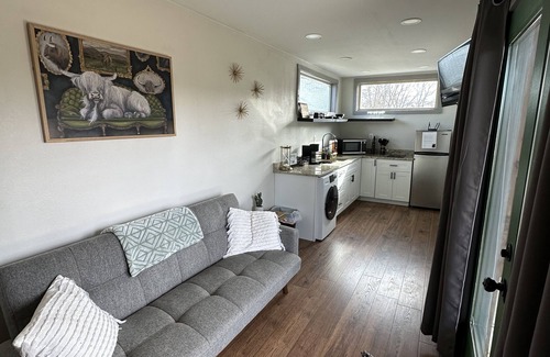 Hatfield Cabin | nSecluded Mountain Container - Hot Tub & King Bed