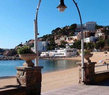 Sant Feliu de Guixols Apartment | Nuevo Luminoso Apartamento Catalina a 80 metros de la playa para 4 personas