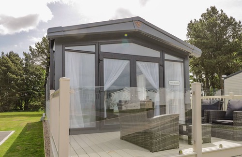 Cayton Bay Cabin | NUMBER 9 THE WILLOWS, family friendly, with pool in Cayton