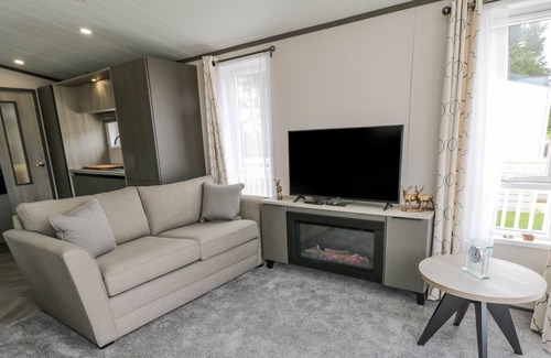 Cayton Bay Cabin | NUMBER 9 THE WILLOWS, family friendly, with pool in Cayton