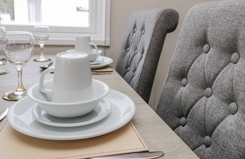 Cayton Bay Cabin | NUMBER 9 THE WILLOWS, family friendly, with pool in Cayton