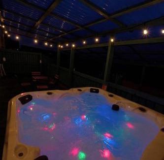 Newcastle-upon-Tyne House | Numero Uno Luxe Retreat 3BR 3 Baths Hot Tub wifi