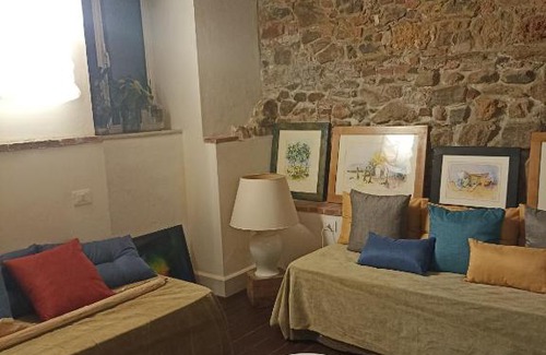 Montepescali House | Nuovo appartamento in borgo medievale