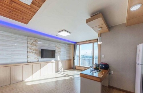 Yeongdeok Apartment | Nuri (Blue Road Town Pension