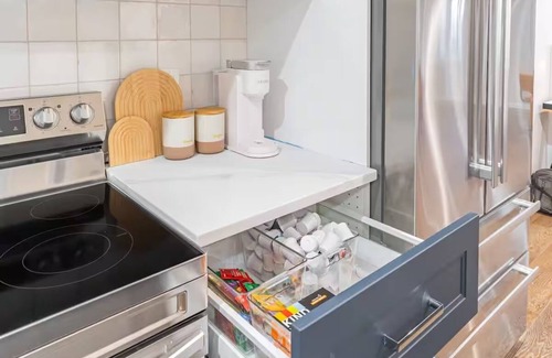 Weehawken Apartment | NYC VIEWS mins to downtown, parks, shop & Parking!