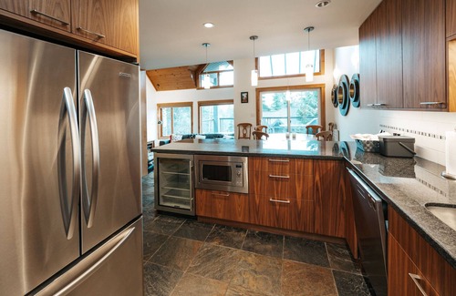 Upper Village Ski Chalet | NYE rent 4-Stay 5. Hot Tub on Village Run-TRULY Slopeside-Luxury, Amazing Views.