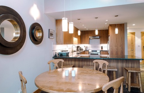 Upper Village Ski Chalet | NYE rent 4-Stay 5. Hot Tub on Village Run-TRULY Slopeside-Luxury, Amazing Views.