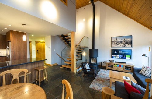 Upper Village Ski Chalet | NYE rent 4-Stay 5. Hot Tub on Village Run-TRULY Slopeside-Luxury, Amazing Views.