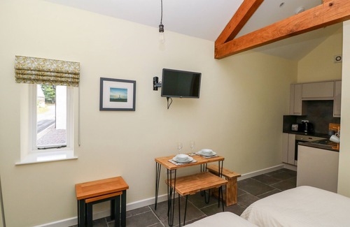 Monknash Cottage | NYTHFA - 3 PLOUGH & HARROW, pet friendly in Llantwit Major
