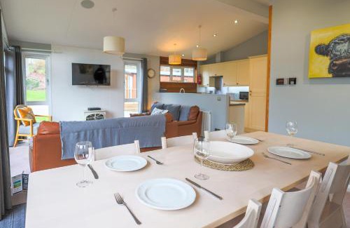 Liverton Villa | Oak Cabin with Hot-tub & secluded decking - Finlake Resort & Spa - Devon