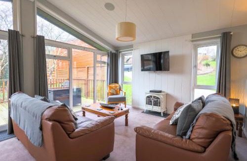 Liverton Villa | Oak Cabin with Hot-tub & secluded decking - Finlake Resort & Spa - Devon
