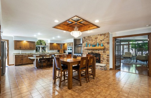 Ashwaubenon House | Oak Crest House – Gym & Sauna, Near Lambeau and Airport