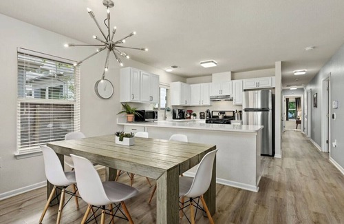 Rosewood Apartment | `Oak Grove Bungalow`- Private Downtown Bungalow